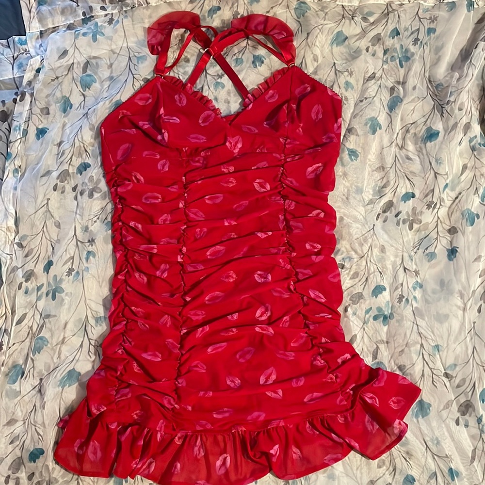 💘Valentine’s Day is coming!💘 TORRID CURVE Ruched Mesh Ruffle Chemise in red.